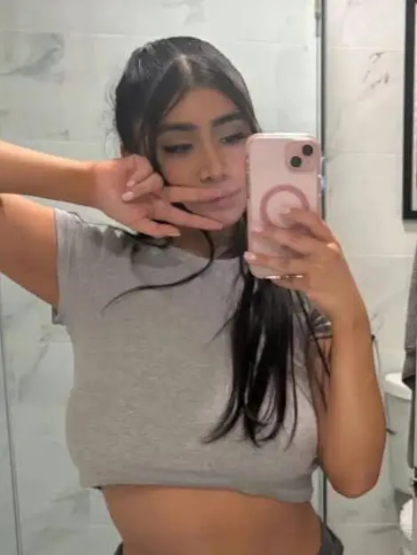 caged31370 - 18 years old female from United States sexting partner