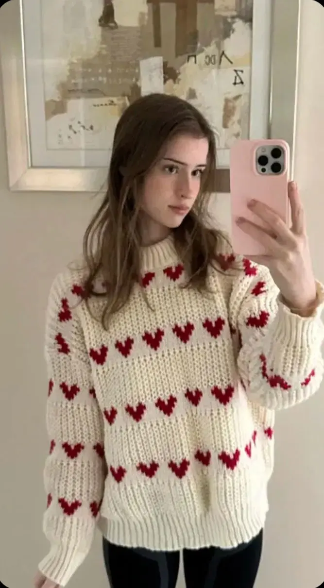 cahecek (22) female from GB - sexting partner