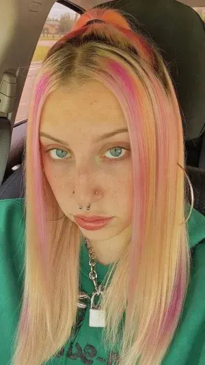 caitlinambrose220 (18) female from US - sexting partner