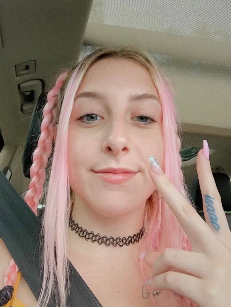 caitlinambrose6 (18) female from US - sexting partner