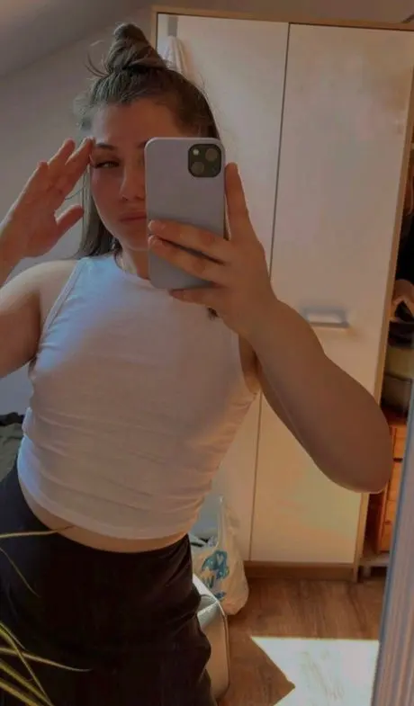 camodik765 (18) female from GB - sexting partner