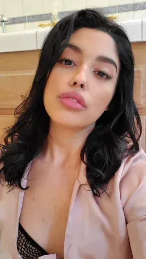 cemiya4923 (21) female from BE - sexting partner