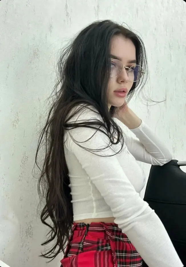 cewik (18) female from GB - sexting partner