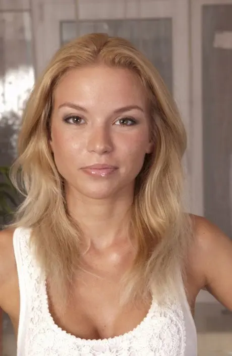 cewov40916 (21) female from AT - sexting partner