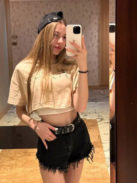 cicev21095 (18) female from IT - sexting partner