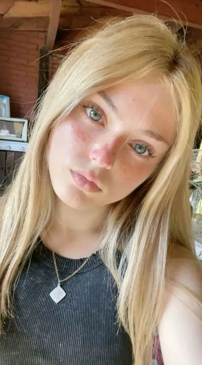 cokeno (22) female from US - sexting partner