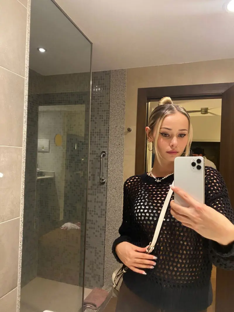 coropig389 (18) female from BO - sexting partner