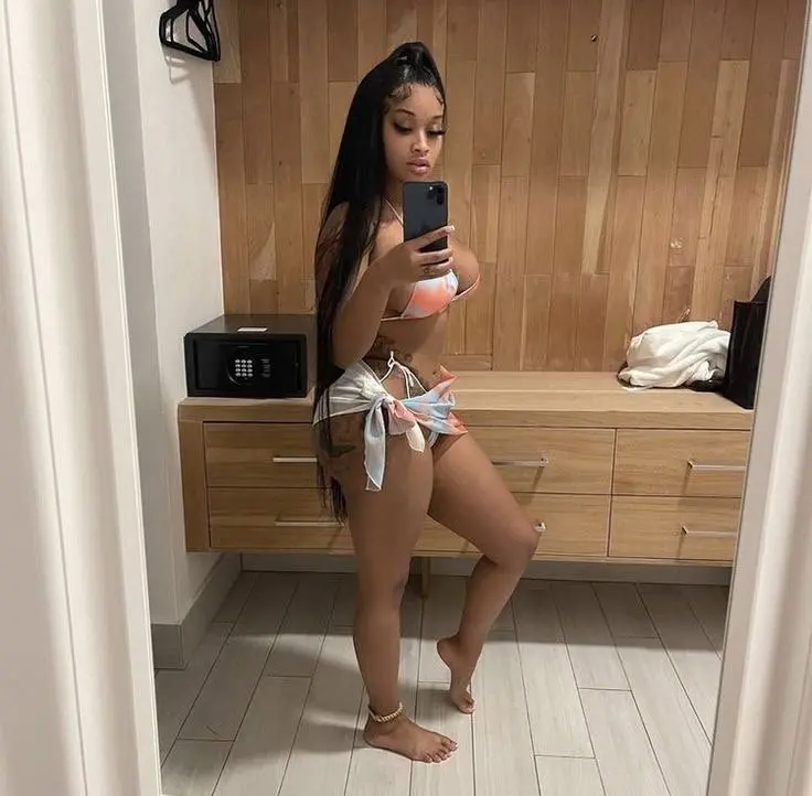 cowsixrip (18) female from US - sexting partner