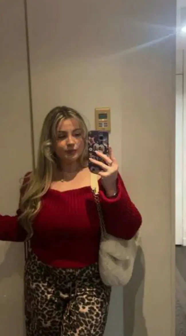 darzudulti (23) female from US - sexting partner