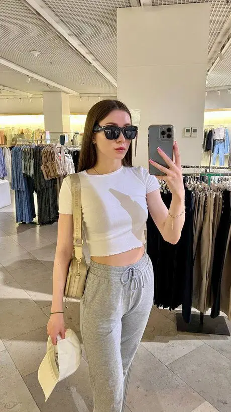 debini3979 (22) female from GB - sexting partner