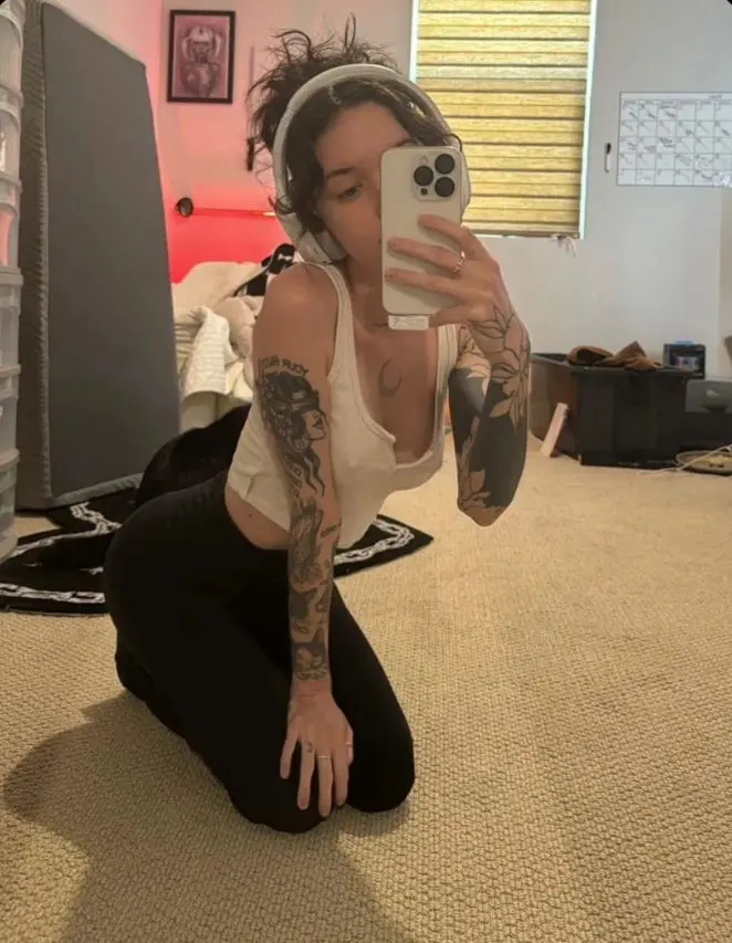 degocejk (18) female from US - sexting partner