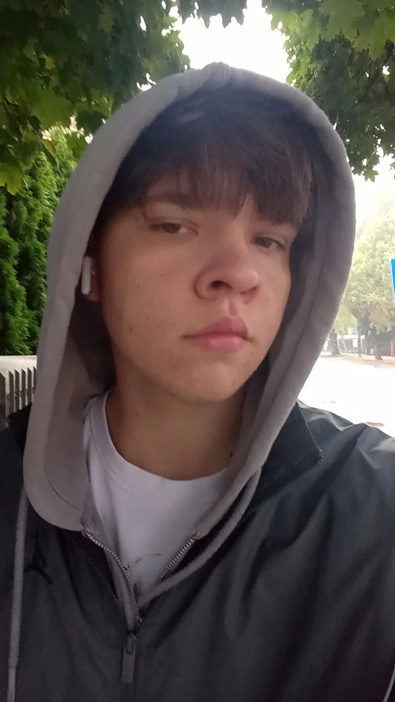 dejvid (18) male from PL - sexting partner