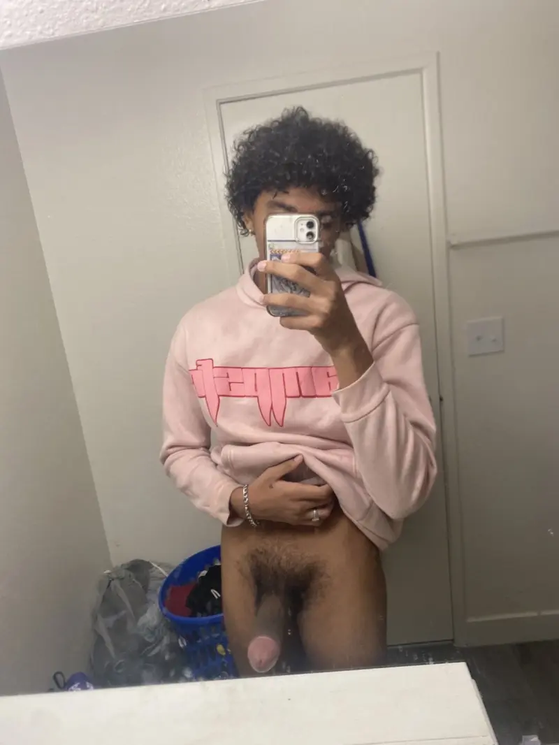 devarienestrada145 (18) male from US - sexting partner