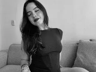 dezibihu (18) female from GB - sexting partner