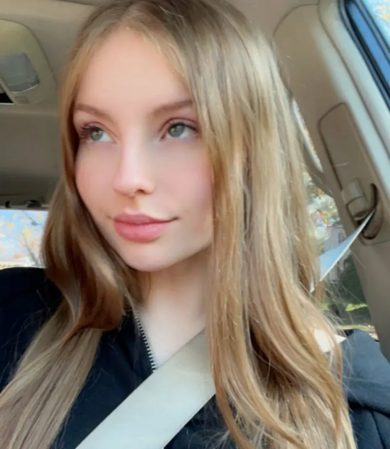 e1200844 - 18 years old female from United States sexting partner