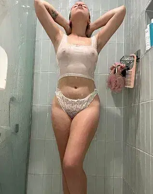 eelcowbut (18) female from US - sexting partner