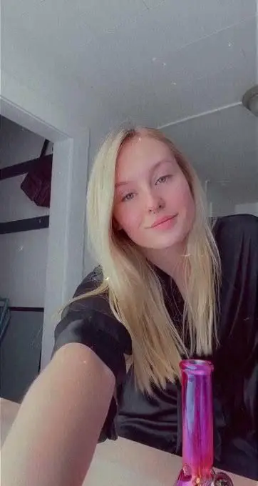 elizabethkisson (18) female from CL - sexting partner