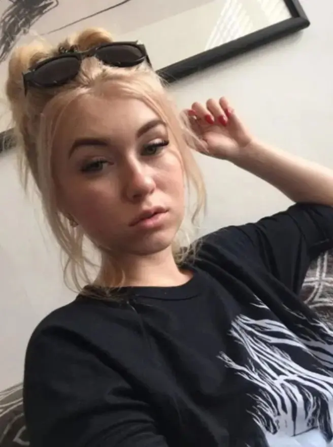 elnhxing (18) female from GB - sexting partner