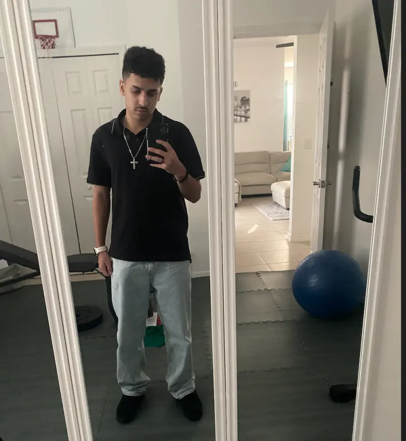 esty (18) male from US - sexting partner