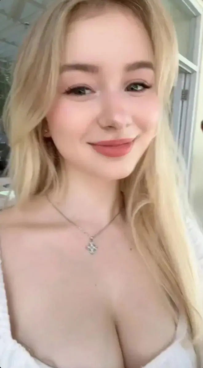 fagale (22) female from GB - sexting partner