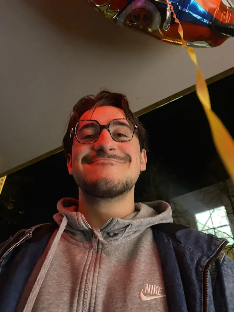 famillelesnenetflix (19) male from BE - sexting partner