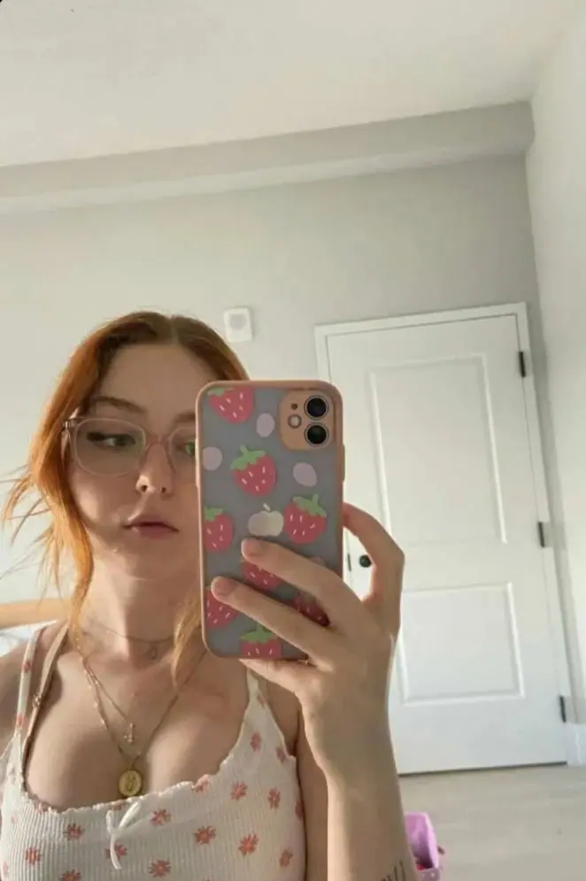 faxenok (23) female from GB - sexting partner