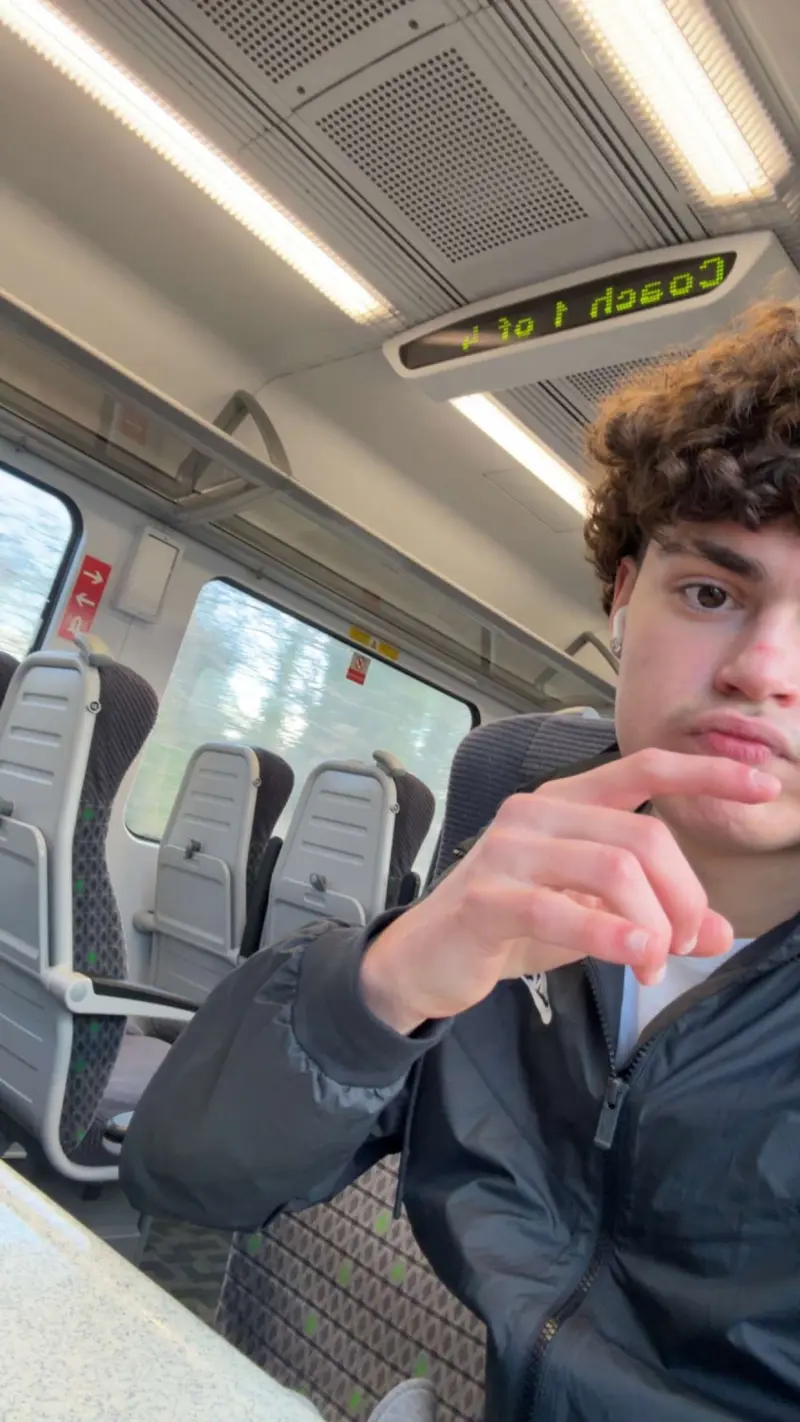 faxlaf (19) male from GB - sexting partner