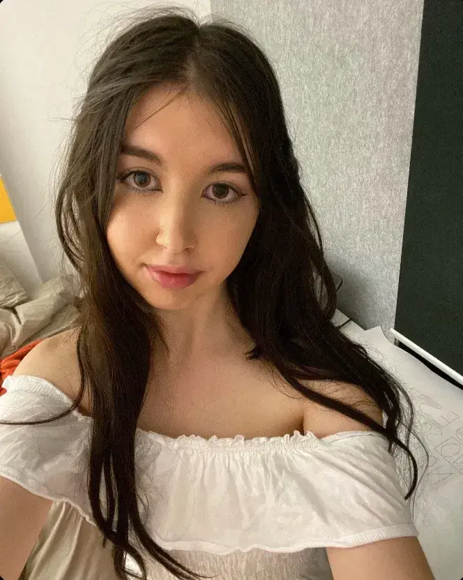 gagak76207 (23) female from CH - sexting partner