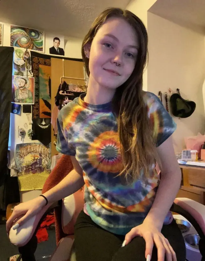 galesed (18) female from GB - sexting partner