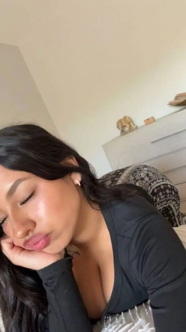 garam (18) female from US - sexting partner