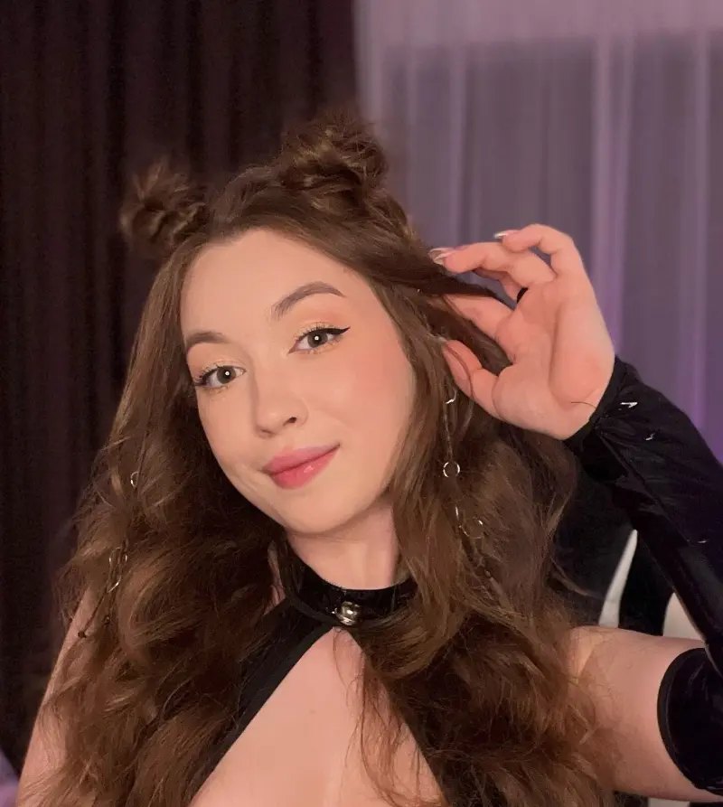 gihiyi2647 (21) female from US - sexting partner