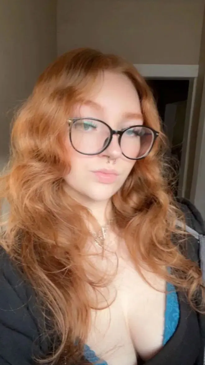 ginacej (23) female from GB - sexting partner