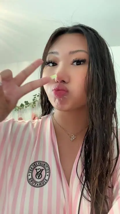 gnc76608 (18) female from US - sexting partner