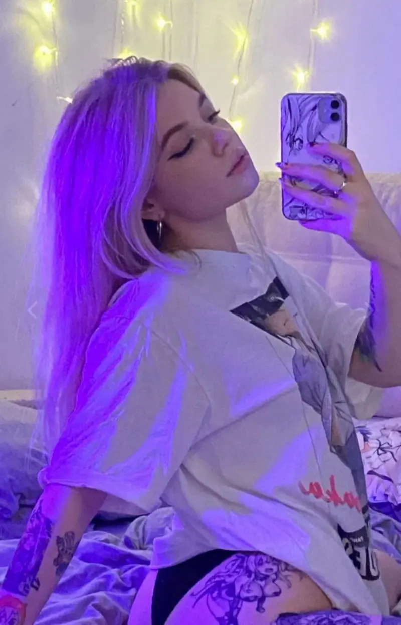 gobahoy (21) female from US - sexting partner