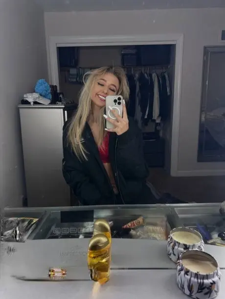 gotaxo1900 (18) female from US - sexting partner