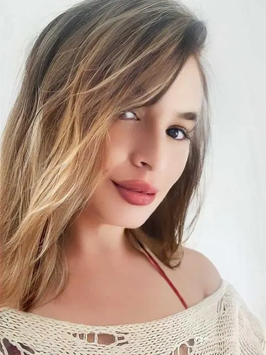 gozyzi (18) female from US - sexting partner