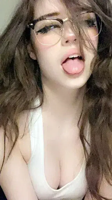 habaho (26) female from GB - sexting partner