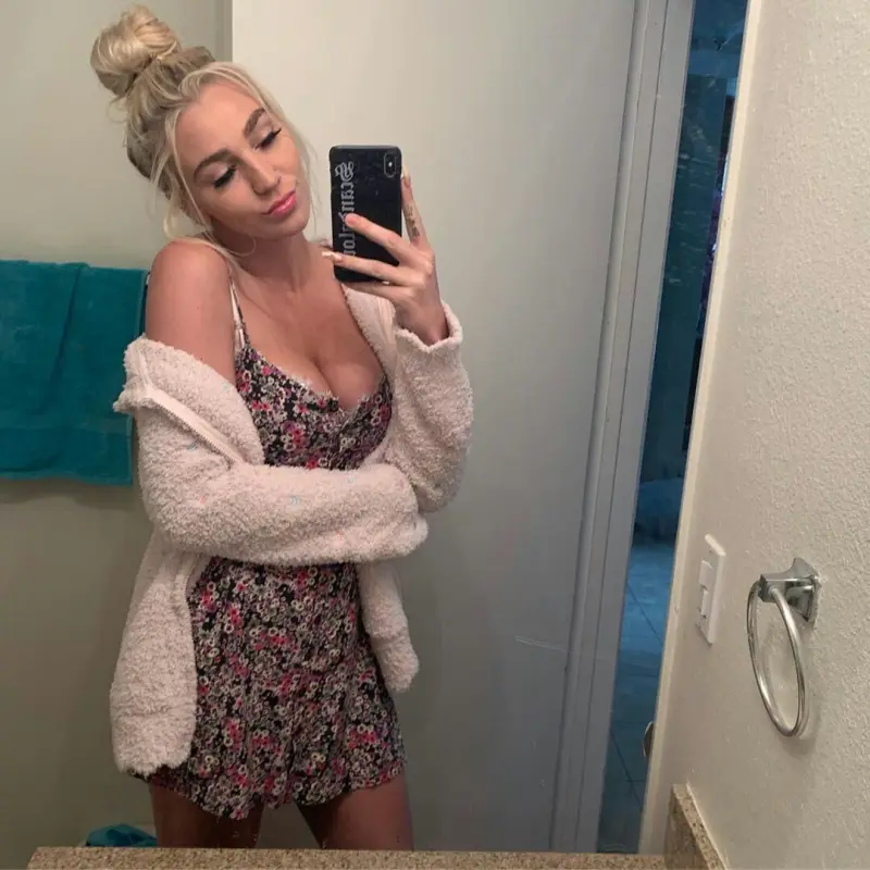 halicob855 (18) female from US - sexting partner