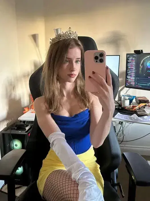 hekajej131 (22) female from US - sexting partner