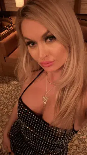 henifa3400 (22) female from DE - sexting partner