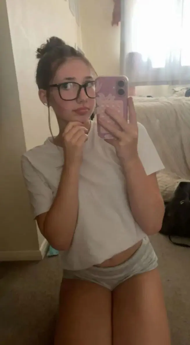 hfjgvvfjbf (21) female from US - sexting partner