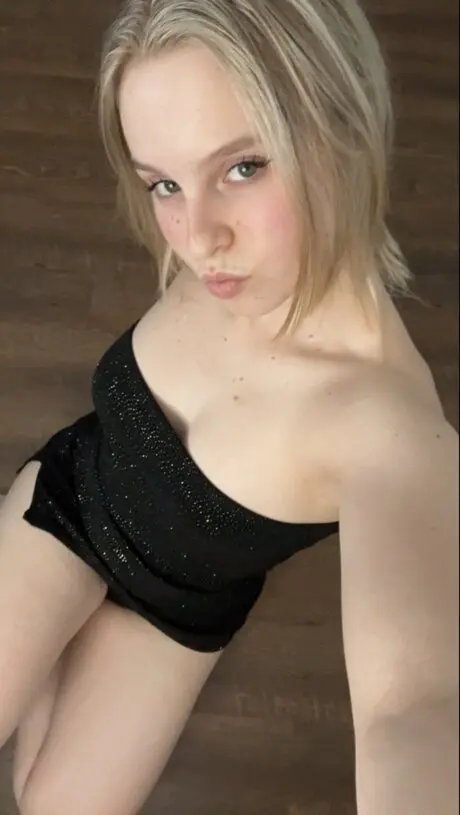 hisador950 (18) female from AU - sexting partner