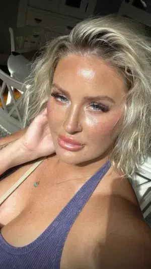 hogow61907 (25) female from GB - sexting partner