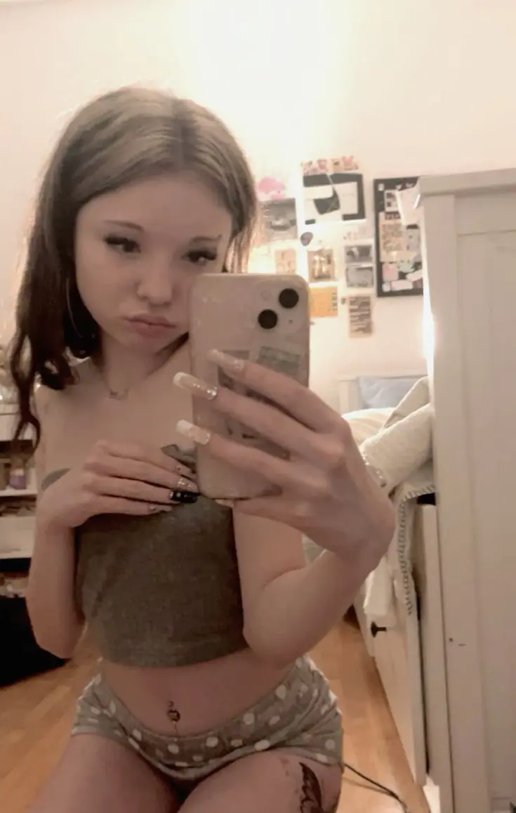 hoheda9234 (18) female from GB - sexting partner