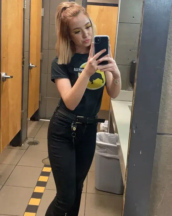 hohefek966 (18) female from GB - sexting partner