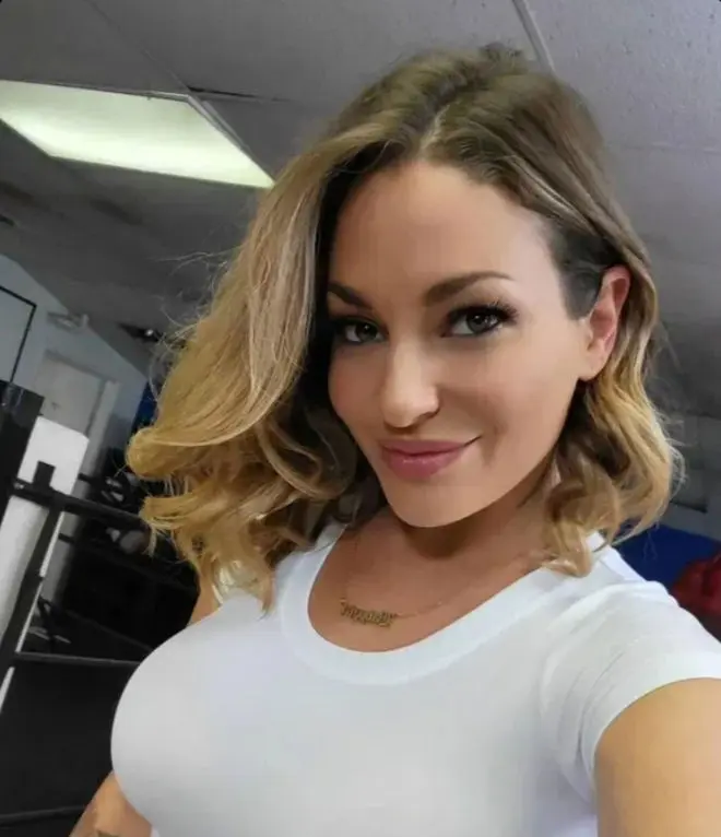 hokogil (18) female from US - sexting partner