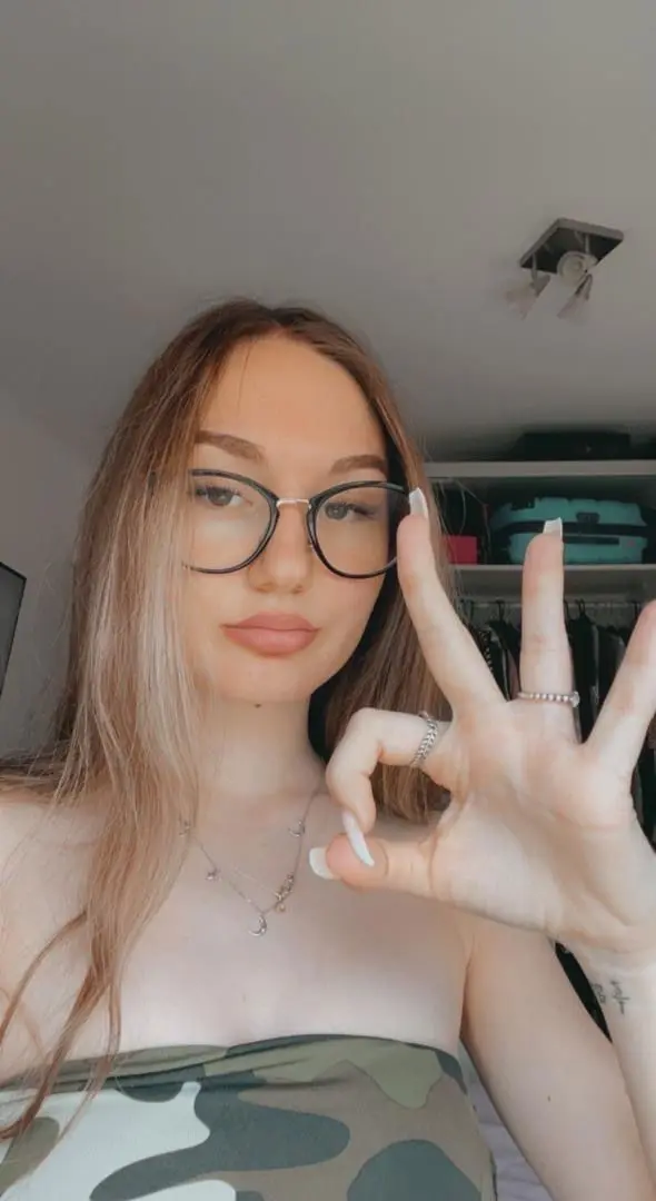 hovibe5314 (20) female from US - sexting partner