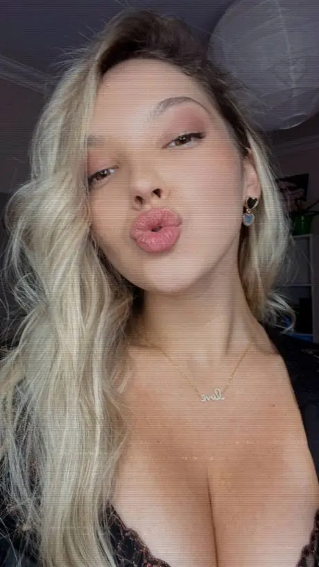 hovik10477 (18) female from GB - sexting partner