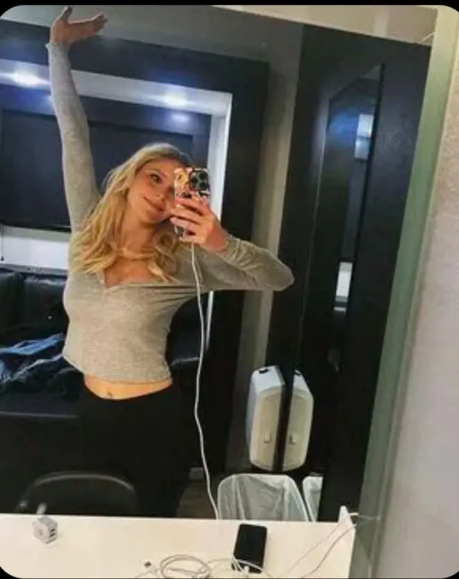 howufux (18) female from US - sexting partner