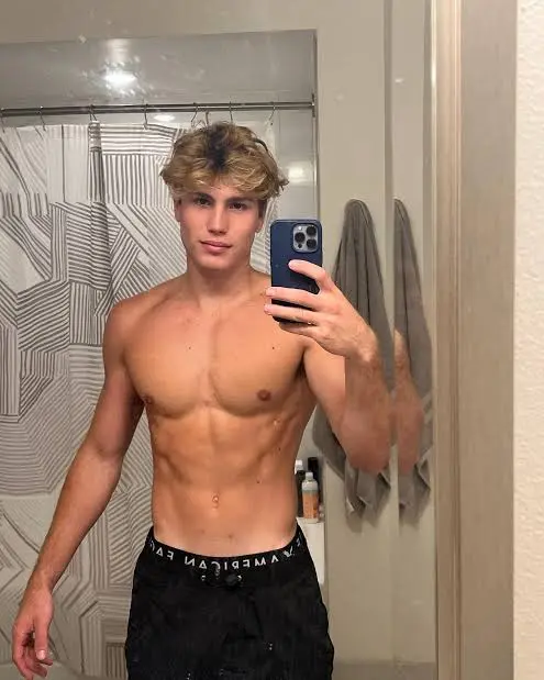 hzoe12594 (18) male from AU - sexting partner